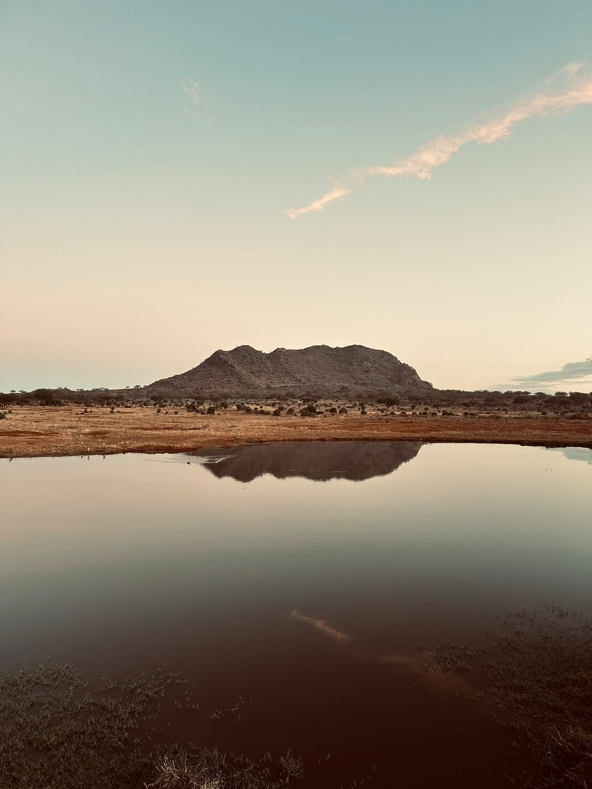 La collina nella pozza d'acqua all'alba