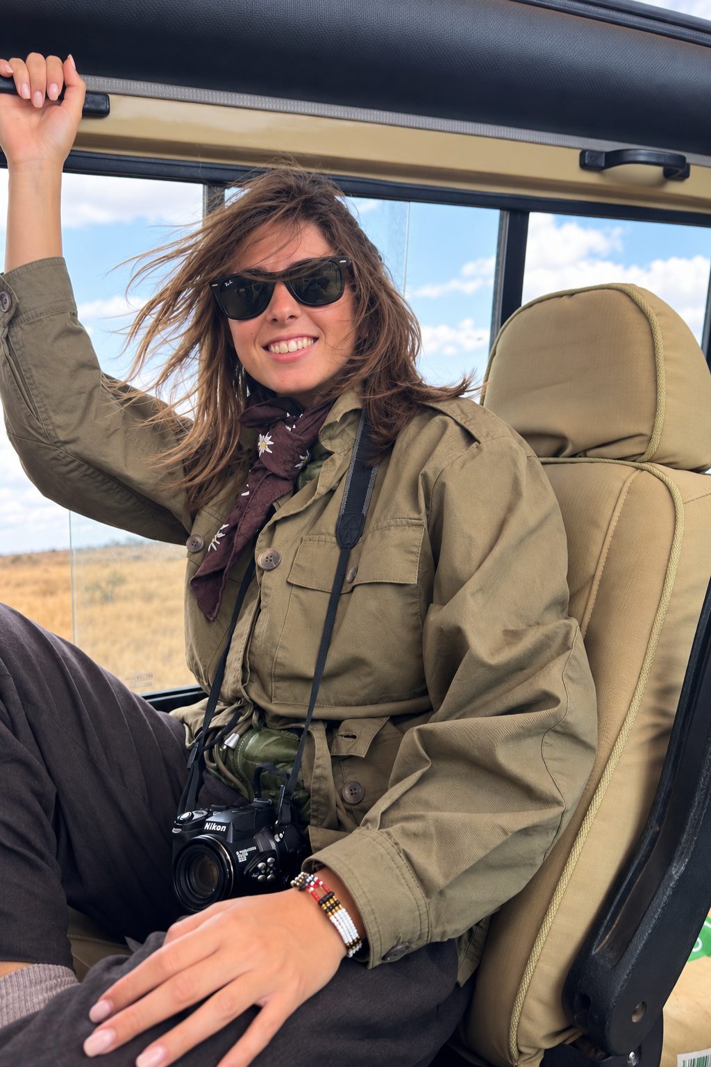 Una viaggiatrice in jeep durante il safari
