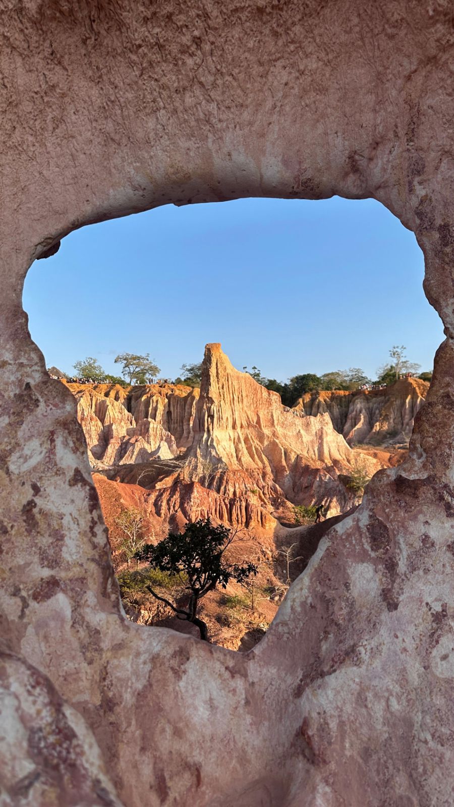 Il canyon di Marafa visto attraverso una finestra di roccia