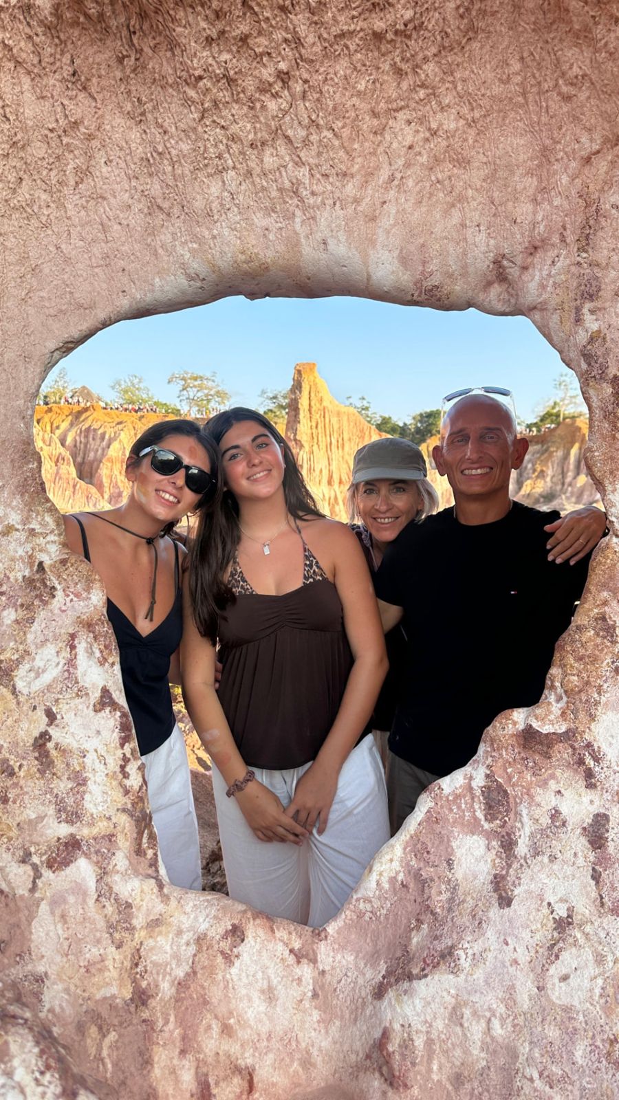 Viaggiatori nella finestra di roccia di Marafa